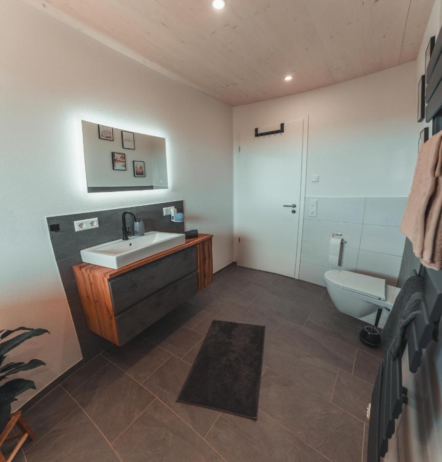 Ferienwohnung Steinablick Mit Grossem Balkon & Garage ユーリンゲン・ビルケンドルフ エクステリア 写真