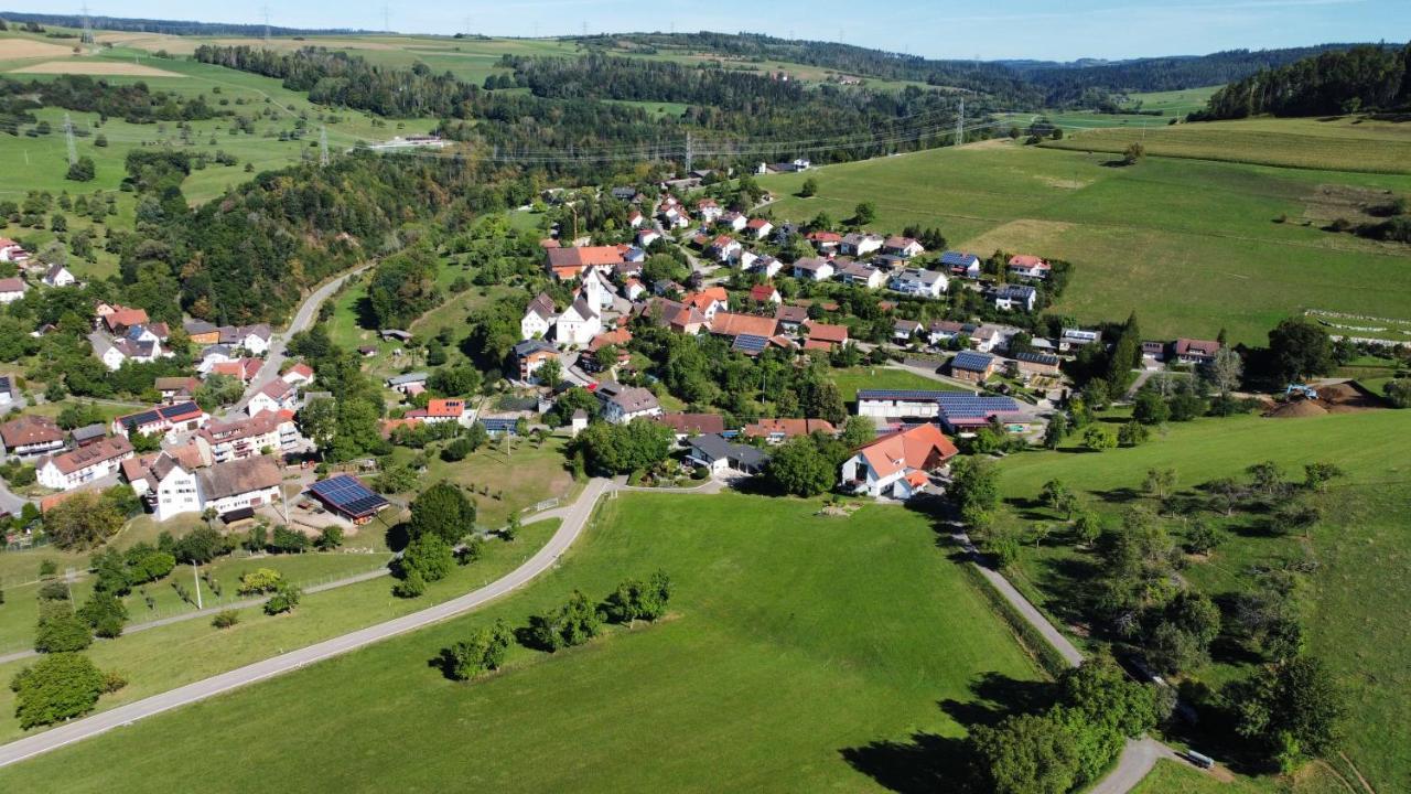 Ferienwohnung Steinablick Mit Grossem Balkon & Garage ユーリンゲン・ビルケンドルフ エクステリア 写真